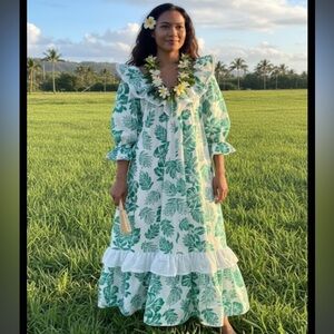 Vintage Hawaiian muu muu “almost paradis” dress with floral, ruffles, pockets!